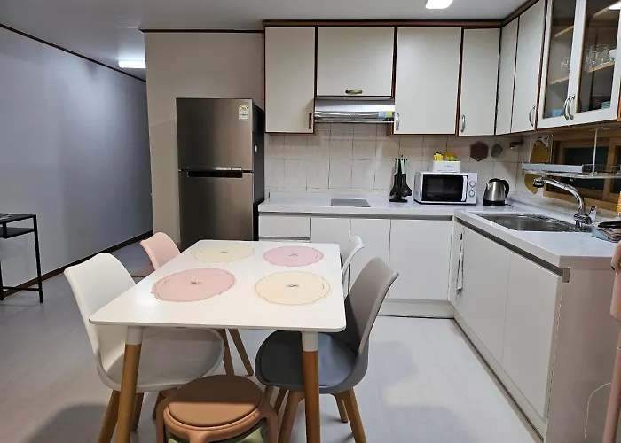Hongik Univ#yonsei Univ#2br With Elevator#4min From Sinchon Station, Line 2 서울특별시